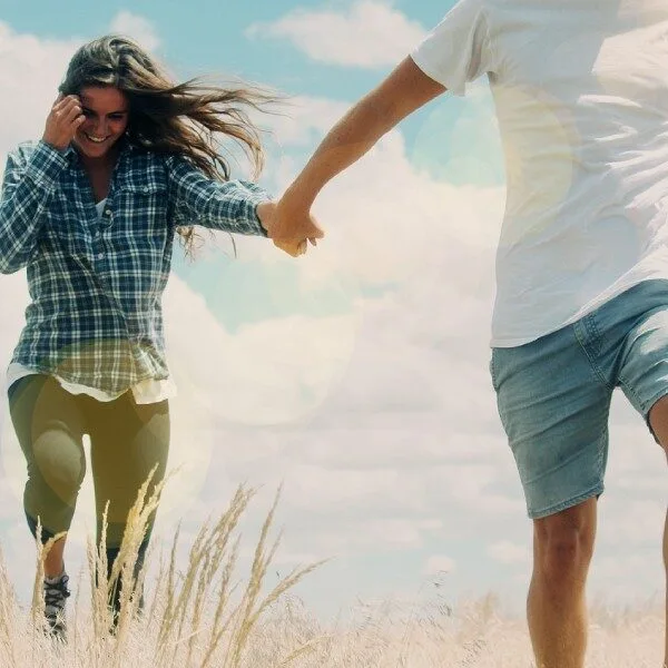 Man in white t-shirt and denim shorts holding hands outdoors – casual guys spring outfit