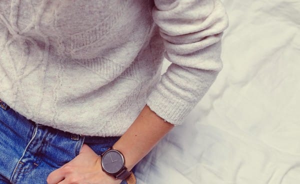 Man in light sweater and jeans wearing a watch – casual guys spring outfit